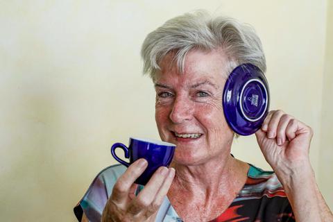 Immer ein offenes Ohr für Anliegen, Nöte und auch die Nuancen der menschlichen Stimme: Elisabeth Döbbelin, studierte Sozialpädagogin, arbeitet für das „Elterntelefon“ des Kinderschutzbundes. Das Team sucht übrigens Verstärkung. Foto: Harald Kaster