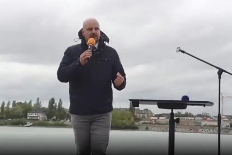 Der baden-württembergische AfD-Politiker Stefan Räpple hat bei einer Demonstration in Mainz gegen Corona-Maßnahmen zum gewalttätigen Umsturz der Regierung aufgerufen. Screenshot: VRM / Twitter