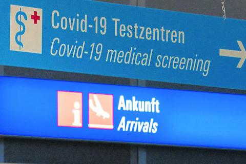Ein Schild verweist am Frankfurter Flughafen im Ankunftsbereich auf Covid-19-Testzentren. Foto: dpa