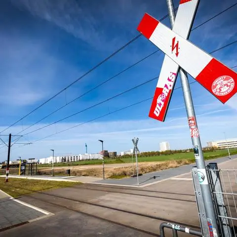 Der Unfallort: Als der Radler den Schienenübergang querte, wurde er von einer Tram erfasst.