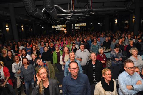 Singen aus 400 Kehlen: Über ein volles Haus beim zehnten Mainzer Rudelsingen im KUZ freute sich das Team Siewert. Foto: hbz/Kristina Schäfer