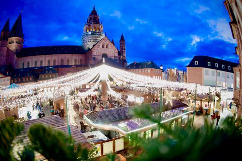Blick auf den Mainzer Weihnachtsmarkt. Nach den aktuellen Planungen soll er bis 23. Dezember geöffnet bleiben.  Foto: Sascha Kopp