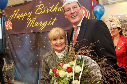 „Es gab noch nie eine Entscheidung von mir, die so viel Zustimmung bekommen hat", sagte Oberbürgermeister Michael Ebling bei den Feierlichkeiten zu Margit Sponheimers 75. Geburtstag über die Entscheidung, der Fastnachtsikone die Mainzer Ehrenbürgerwürde zu verleihen. Foto: Torsten Boor 