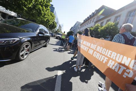 Unterstützer der Letzten Generation ziehen durch die Große Bleiche in Mainz. 
