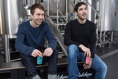 Philip Vogel (links) und Leonidas Lazaridis von der Mainzer Eulchen Brauerei.  Foto: Eulchen Brauerei