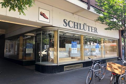 Der vordere Teil des Schuhgeschäftes Schlüter ist noch leer, während im hinteren Teil bereits Nachmieter gefunden sind. Foto: Maike Hessedenz