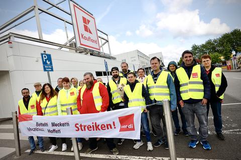 Streikende Kaufland-Beschäftigte vor der Filiale in Mainz Bretzenheim.