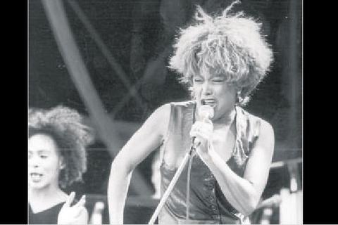Tina Turner am späten Abend des 4. September 1993 bei ihrem "Rock over Germany"-Auftritt auf dem Finther Airfield.