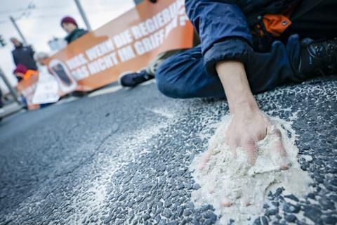 Sechs Klimaaktivisten der "Letzten Generation" haben am Freitag in Mainz die Binger Straße blockiert. Vier von ihnen klebten sich fest.