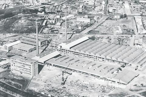 Das neue Schott-Werk Anfang der 50er Jahre. Den Bau hatten 1951 OB Franz Stein und Erich Schott besiegelt. Foto: Schott AG