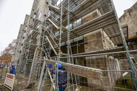 Nach dem vollständigen Aufbau des Schwerlastgerüsts wird vor der Demontage der Marmorplatten die Fassade des Rathauses fotografisch erfasst.            Foto: Harald Kaster / VRM 