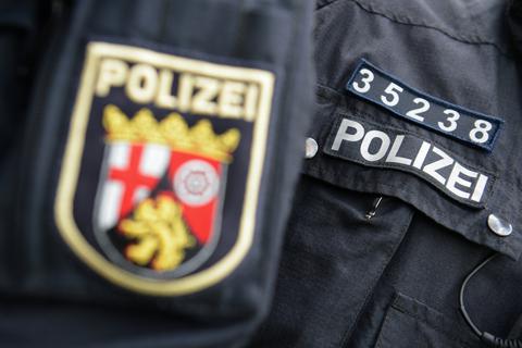Gespuckt, getreten, geschlagen, gebissen: Aggression gegen Mainzer Polizeibeamte. Symbolbild: Foto: Arne Dedert/dpa
