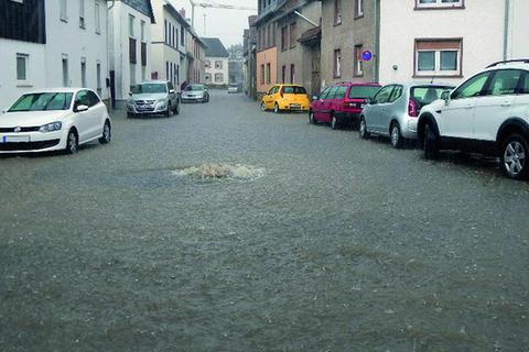 Bis zur Straßenoberkante: Auch die Kanalisation in Mainzer Straßen kann voll- und überlaufen. Foto: Wirtschaftsbetrieb Mainz