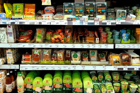 Auch in Mainzer Supermärkten gibt es oft mehrere Regalmeter mit fast ausschließlich veganen Produkten. Archivfoto: Natascha Gross