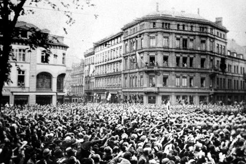 Als der neue NSDAP-Oberbürgermeister von Mainz seiner Partei den Osteiner Hof übergibt, ist der Schillerplatz schwarz vor Menschen.