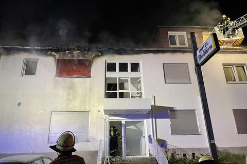Als die Feuerwehr in Gonsenheim eintraf, brannte es im ersten Stock bereits stark. Foto: Feuerwehr Mainz