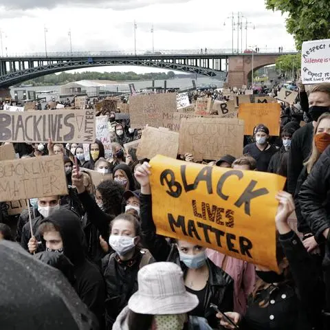 In Mainz demonstrieren am Samstagmittag Menschen unter dem Motto „Nein zu Rassismus“ gegen Polizeigewalt und Rassismus.