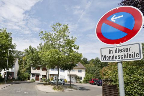 Im Wendehammer auf dem Lerchenberg darf nicht geparkt werden. Auf der mittigen Insel im Theodor-Storm-Weg allerdings schon. Das sorgte nun für Diskussionen.