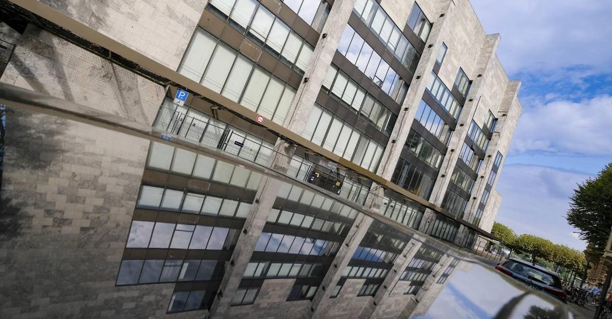 Mainzer Rathausfassade muss sofort demontiert werden