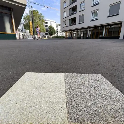 So soll der neue Belag auf dem Karoline-Stern-Platz aussehen: rechts für die Grundfläche, links für die nierenförmigen Gestaltungselemente.