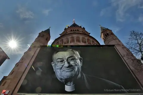 Die Beerdigung Kardinal Lehmanns wurde auf dem Liebfrauenplatz übertragen. 