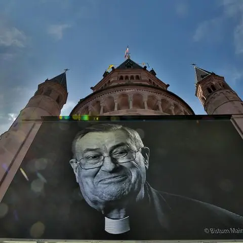 Die Beerdigung Kardinal Lehmanns wurde auf dem Liebfrauenplatz übertragen. 