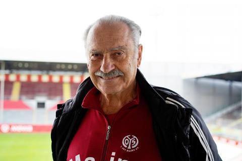 Werner Koch ist seit 70 Jahren Vereinsmitglied, leitet die 05-Schiedsrichterabteilung und steht auch selbst noch auf dem Feld. © Felix Ostermann