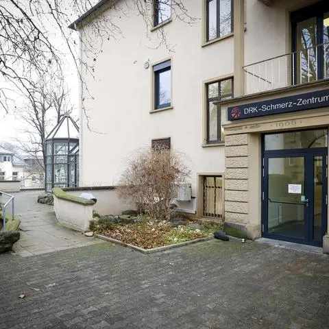Das DRK Schmerz-Zentrum in Mainz – hier der Eingang Am Frankenhag – ist auch vom Insolvenzantrag der DRK gemeinnützige Trägergesellschaft Südwest für insgesamt elf Häuser betroffen