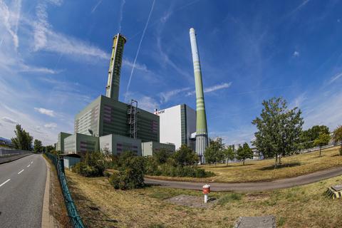 Das Kombikraftwerk der KMW (rechts) wurde 1977 errichtet und kann mit Gas und mit Öl betrieben werden.  Foto: Harald Kaster