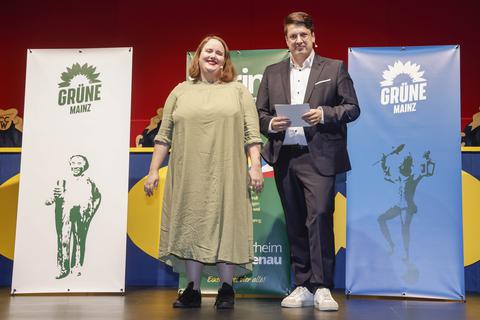 Die Grünen-Bundesvorsitzende Ricarda Lang mit Christian Viering bei der närrisch angehauchten Wahlkampfveranstaltung „Vierings Vierfarbwumms”. 