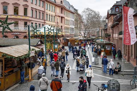 Die Besucher dürfen sich vorerst weiter über den Mainzer Weihnachtsmarkt freuen.  Foto: Harald Kaster
