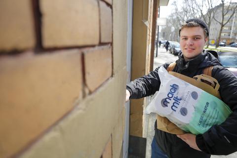Auch der Mainzer Student Johann Müller engagiert sich bei der Einkaufshilfe. Er besorgt notwendige Dinge des täglichen Bedarfs und liefert sie den Menschen an die Haustür, die sich vor dem Coronavirus besonders schützen müssen. Foto: Sascha Kopp