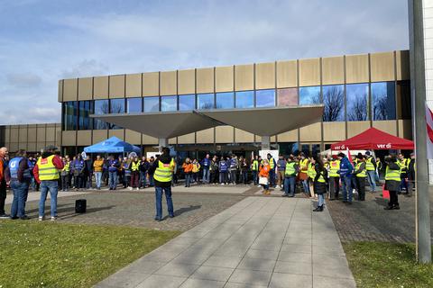 ZDF-Beschäftigte beim Warnstreik am 7. März vor dem Hauptgebäude des Senders auf dem Mainzer Lerchenberg. Aufgerufen hatten die drei Gewerkschaften VRFF, Verdi und DJV.