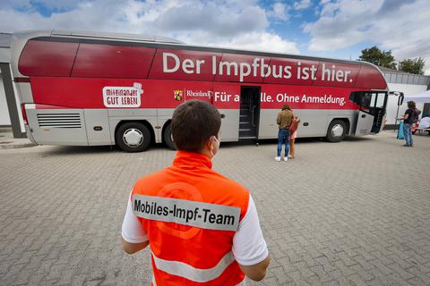 Auf dem Aldi-Parkplatz in Mainz-Hechtsheim machte am Montag der Impfbus des Landes Halt.   Foto: Sascha Kopp