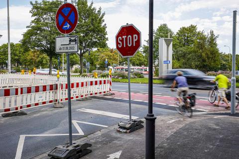 An der Einmündung des Landwehrwegs in die Pariser Straße soll zukünftig ein stadteigenes Warnsystem  Autofahrer auf Radfahrer aufmerksam machen.    Foto: Harald Kaster