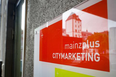 Das Schild von Mainzplus-Citymarketing an der Mainzer Rheingoldhalle.  Foto: Sascha Kopp