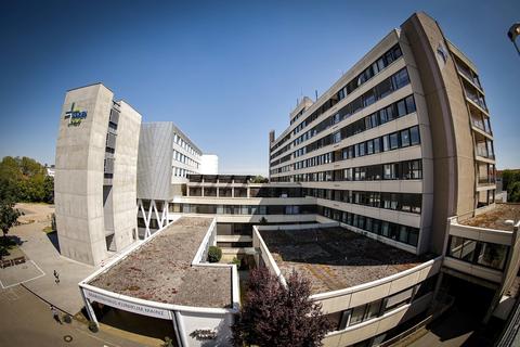 Seit 30. Juni 2021 prangt am Aufzugturm des vormaligen Katholischen Klinikums das Signet des Marienhaus-Konzerns. Foto: Sascha Kopp