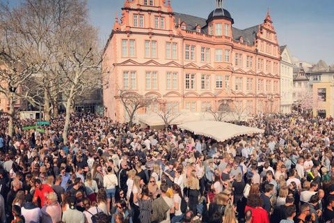 Das Bild zeigt Menschenmassen beim Mainzer Marktfrühstück: In unseren Facebook-Gruppen halten wir Sie auch bei großen Events wie dem Marktfrühstück auf dem Laufenden.