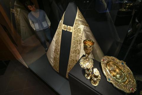 Auch die sogenannte „Napoleonsgarnitur“, ein Ensemble aus Messgewand, Kelch und weiteren liturgischen Gegenständen, die der französische Kaiser dem damaligen Bischof Colmar schenkte, wird in der Schatzkammer des Dommuseums präsentiert. 