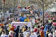 Dicht bevölkert die Mainzer Lu, dicht umlagert die Motivwagen. Ein Bilderbuchsonntag mit strahlendem Sonnenschein und fröhlichen Menschen. 