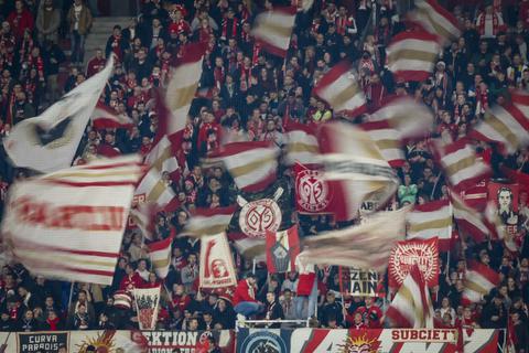 Die Mainzer Ultras beim Spiel gegen Arminia Bielefeld im vergangenen Jahr. Archivbild: Sascha Kopp