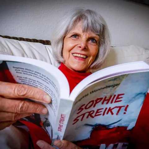Autorin Brigitte Wonneberger mit ihrem Roman "Sophie streikt".
