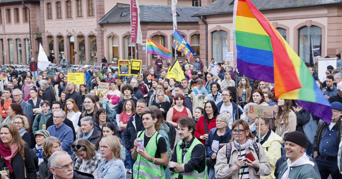 350 demonstrieren unter Motto „Mainz ist und bleibt bunt“