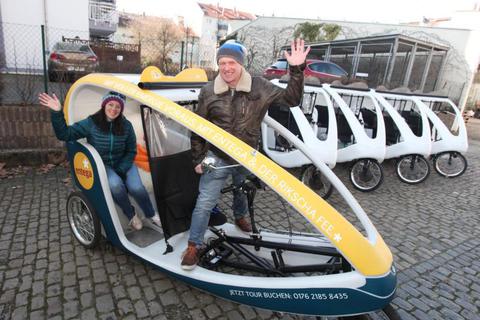 Rikscha-Fee Daiana Neher bereitet mit Michael Blum eine ganze Rikscha-Flotte für den Einsatz in Mainz vor. Foto: hbz/Judith Wallerius 