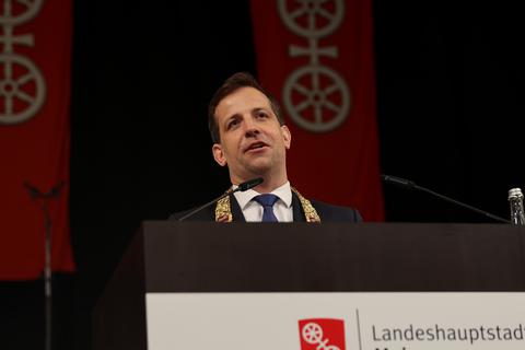 Oberbürgermeister Nino Haase hält seine erste Rede vor dem Mainzer Stadtrat.