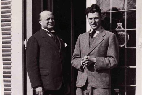 Peter Ganz 1938 mit seinem Großvater Felix vor der Familienvilla am Michelsberg. Foto: Sammlung Adam Ganz