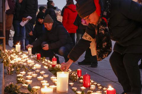Solidarität in Mainz: Am Mittwochabend fand vor dem Staatstheater eine Gedenkveranstaltung für die Opfer des Erdbebens statt.