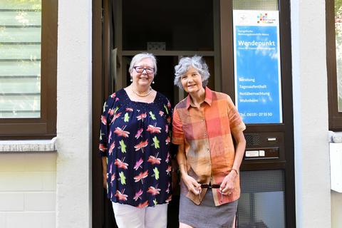 Helga Ahrens (links) und Lena-Maria Dannenberg-Mletzko im Eingangsbereich des Wendepunktes. Foto: hbz/Kristina Schäfer