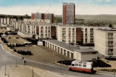 Der Mombacher Westring wohl in den frühen 70ern. Sehr interessant rechts unten der Opel Blitz: Vielleicht eine rollende Sparkasse oder Bücherei?