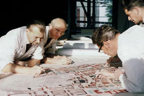 Egon Hartmann (l.) und seine Mitarbeiter beim Stadtplanungsamt beugen sich 1958 über einen Plan der Mainzer Altstadt. Foto: Leibniz-Institut für Raumbezogene Sozialforschung, Erkner